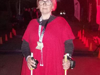 Kobieta z kijkami do Nordic Walkingu na mecie