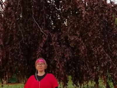 Kobieta z kijkami do Nordic Walkingu w parku