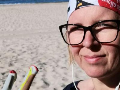 Kobieta z kijkami do Nordic Walkingu na plaży 2