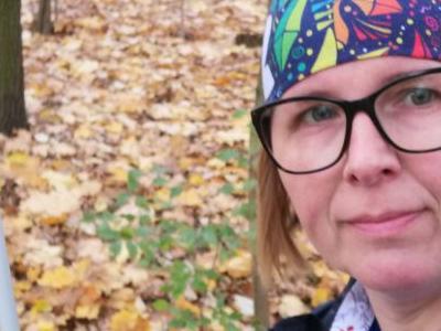 Kobieta z kijkami do Nordic Walkingu w lesie